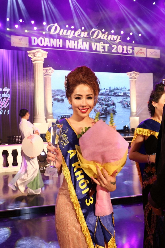 Hotgirl Linh Jollie đoạt giải “Hoa khôi doanh nhân được yêu thích nhất” - Ảnh 12